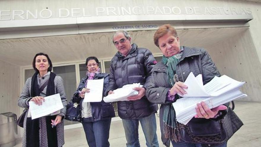 Los defensores del «Proyecto Fresneda», con las firmas, ante la sede de la Consejería.