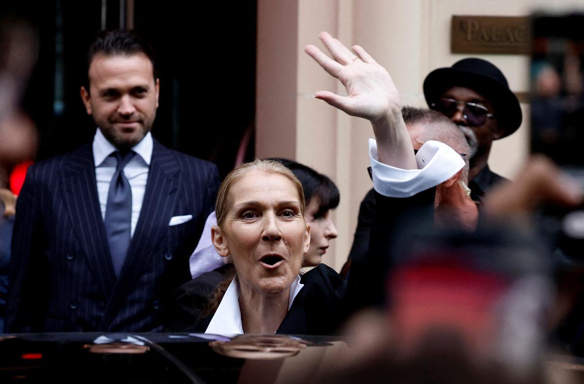 La cantante Céline Dion saluda a los fans delante de su hotel antes de los Juegos Olímpicos de París 2024