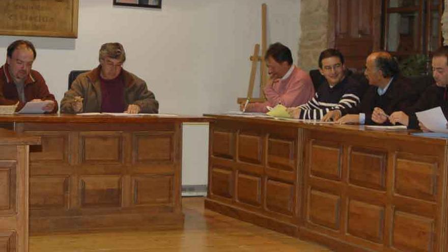 El alcalde de Puebla, segundo por la izquierda, junto a miembros de la Corporación en un pleno.