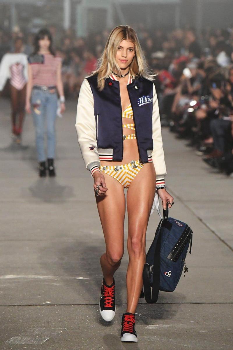 TommyxGigi: Devon Windsor con bikini y bomber