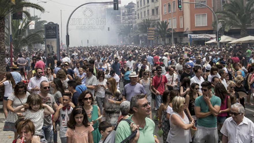 Panorámica de la avenida de la Estación, repleta de personas durante la mascletà de hoy.