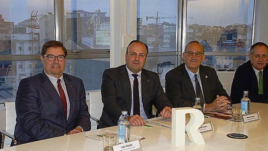 Julio Abalde (izquierda), Alfredo Ramos y Reigosa, en la firma. // FdV