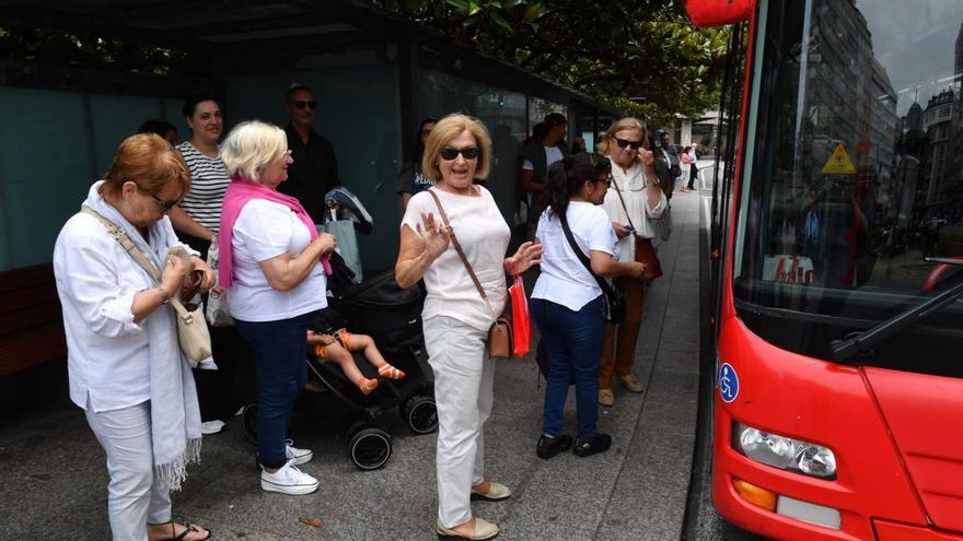 Viajeros se suben al autobús en la plaza de Pontevedra.  | // VÍCTOR ECHAVE