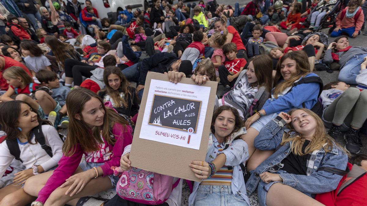 Familias de la Escola La LLacuna del Poblenou cortan el tráfico para reclamar soluciones definitivas en las escuelas contra el calor en las aulas.