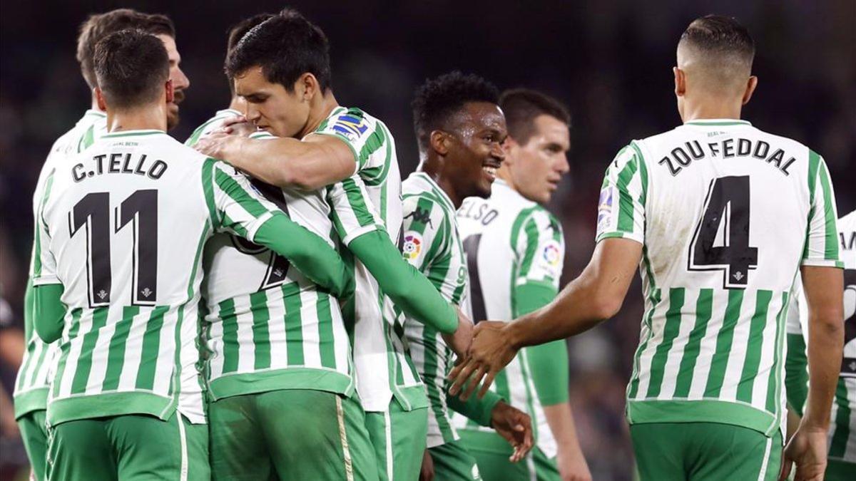 Los jugadores del Betis hacen piña para celebrar un gol