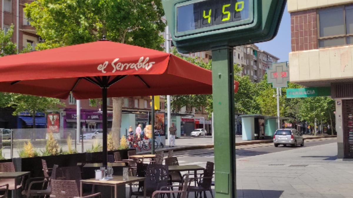 Termómetro en Zaragoza marcando 45 grados.