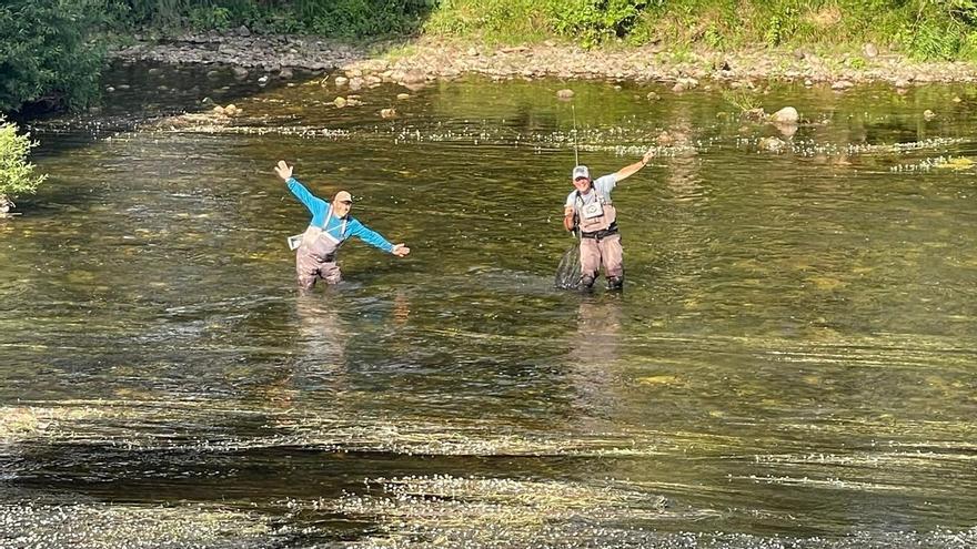 Truchas enormes, aguas cristalinas y campeones nacionales: el coto sin muerte del Caudal confirma su regreso a la primera división de la pesca deportiva