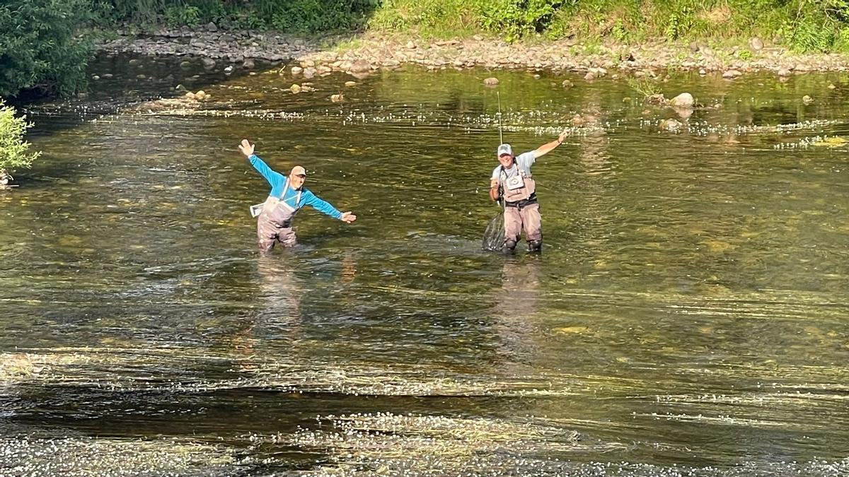Dos pescadores, disfrutando en el coto del río Caudal.