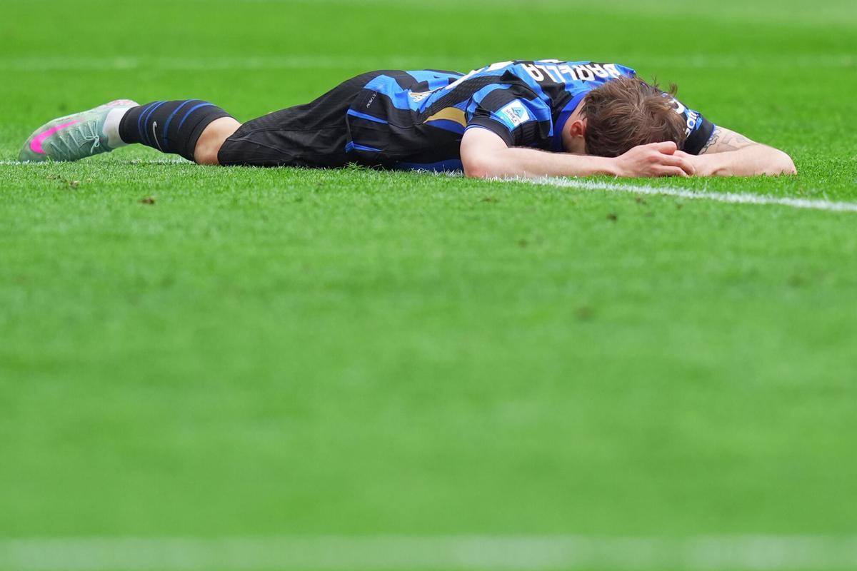 Nicolo Barella, agotado y frustrado, tras la derrota con la Roma del domingo.