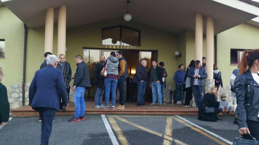 Amigos y familiares de Félix Llaneza, ayer, a la puerta del tanatorio sierense.