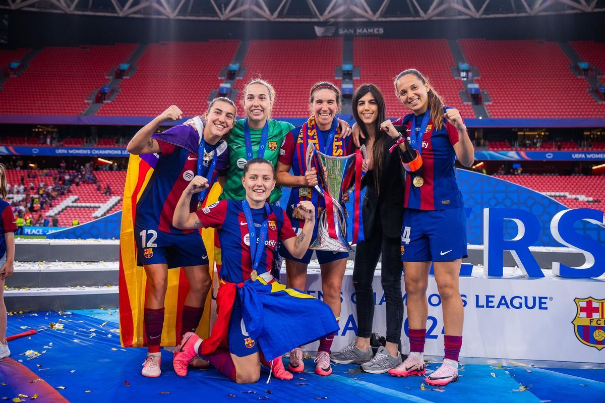 Carlota Planas con sus representadas del Barça tras ganar la Champions en Bilbao (2024)