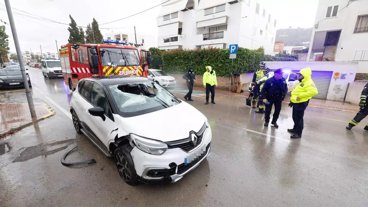 Una mujer resulta herida al volcar con su coche en Jesús