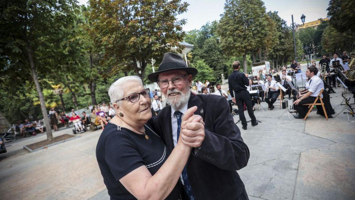 Una veterana pareja baila en el Bombé. | Irma Collín