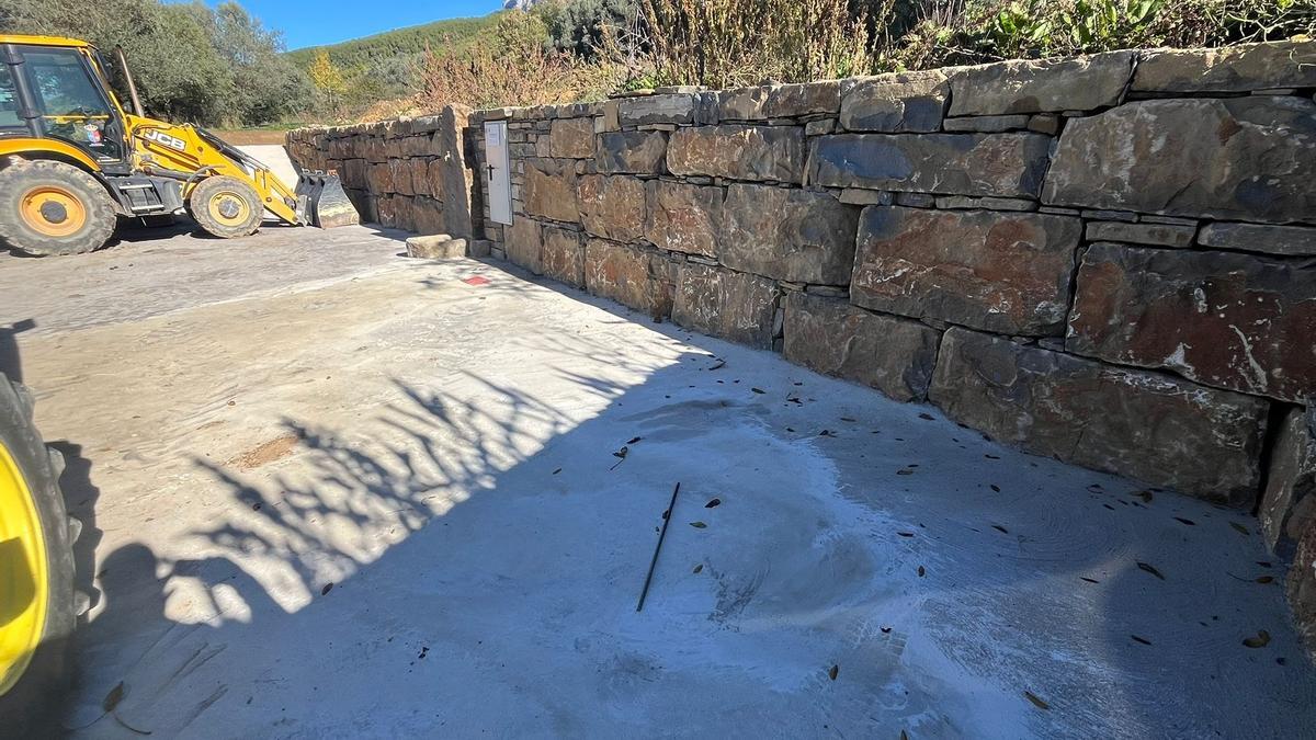 El Pueyo de Araguás inaugura pavimentación y parking tras las obras recientes.