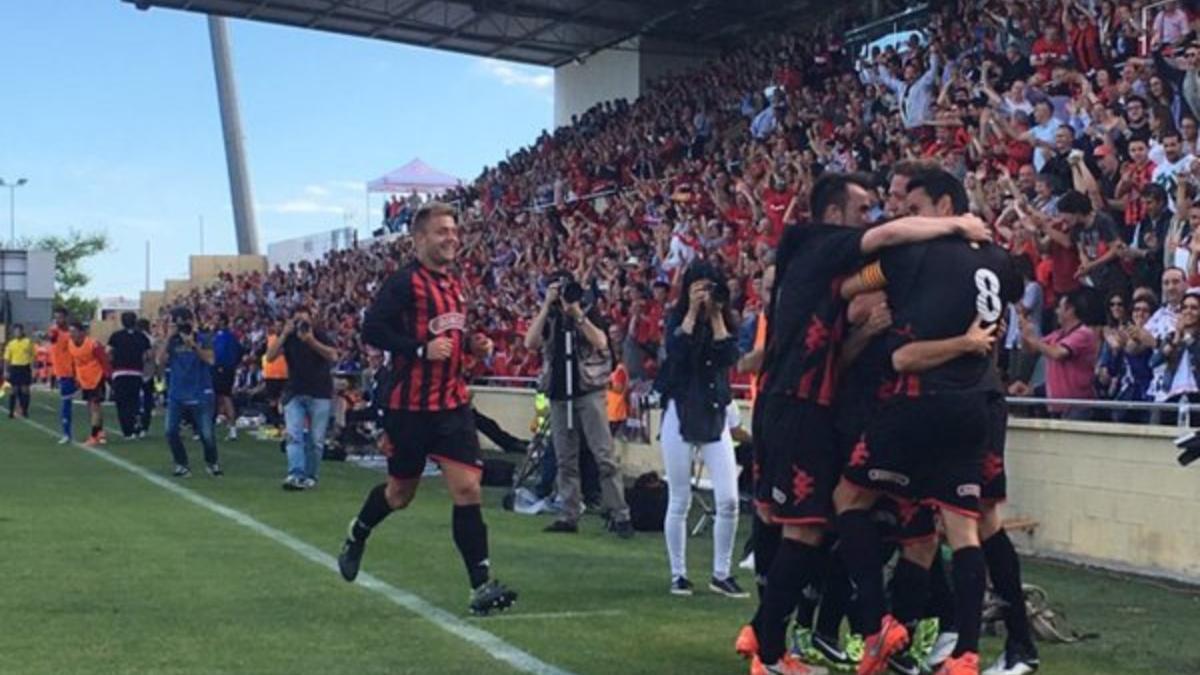 Los jugadores del Reus celebran el gol de Haro (1-0) en la victoria sobre el Racing.