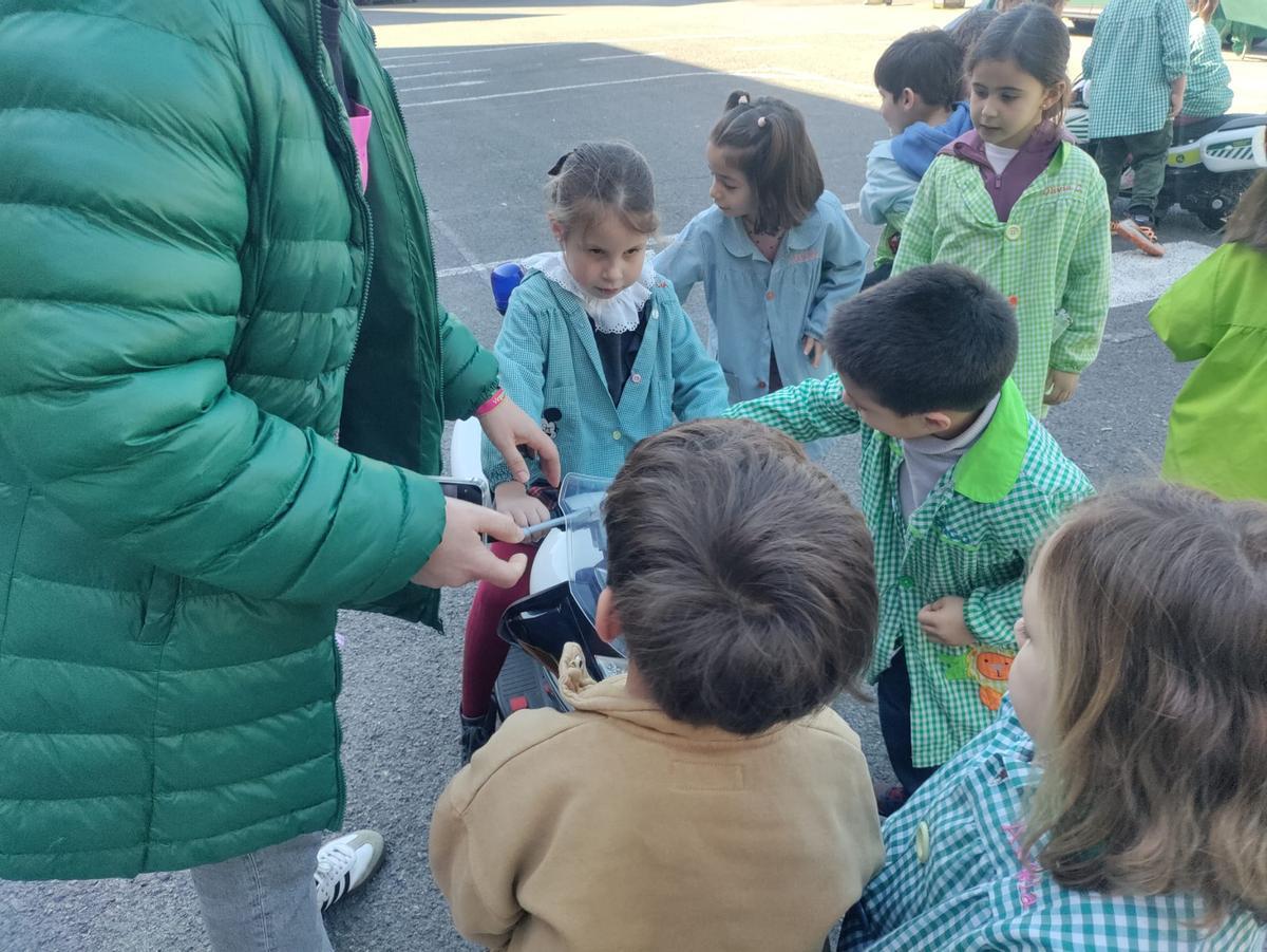 Las secciones de la Guardia Civil en el colegio Reconquista