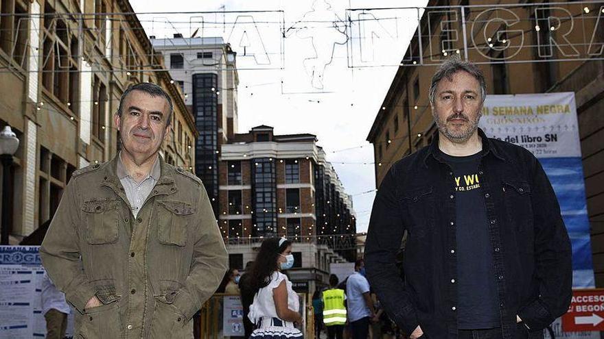 Lorenzo Silva, a la izquierda, y Carlos Zanón, ayer, en Gijón.