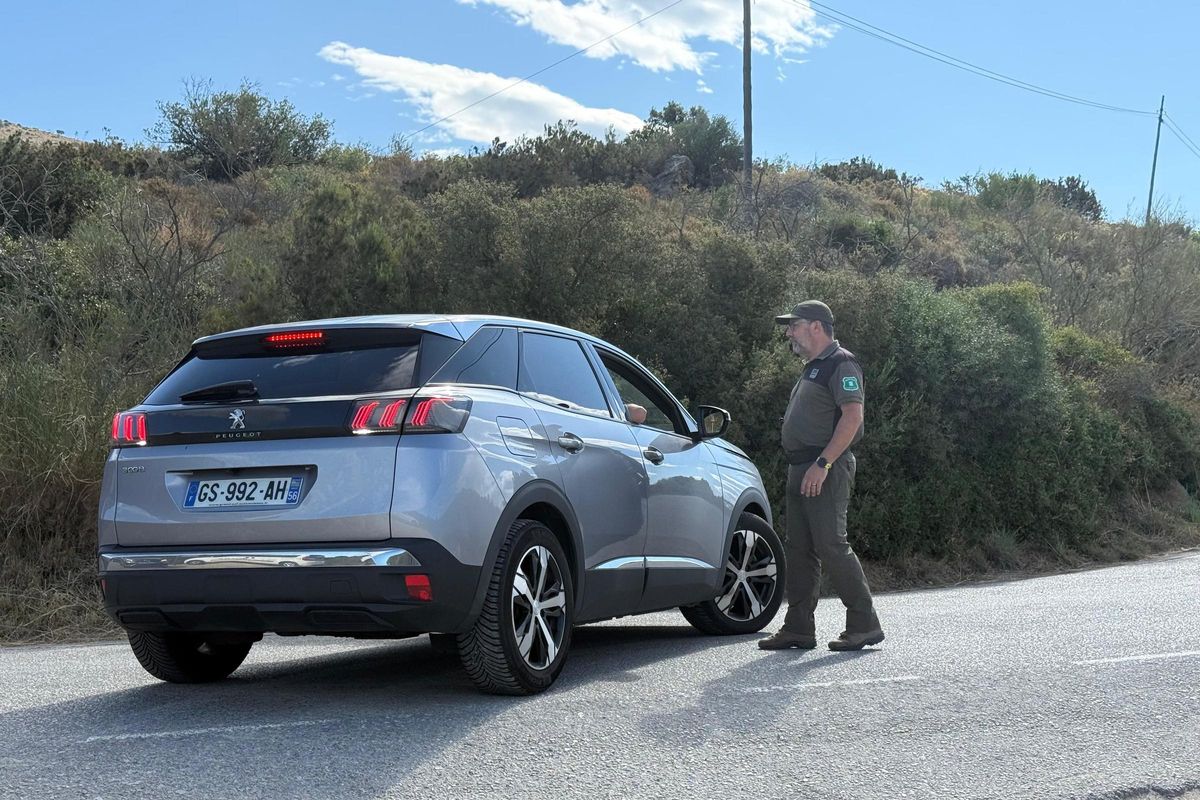 Un agent rural atura un cotxe a l'entrada del parc del Cap de Creus.