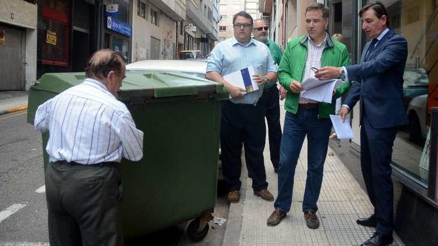 Tomás Abeigón y Jacobo Moreira, ayer con los vecinos. // R. V.