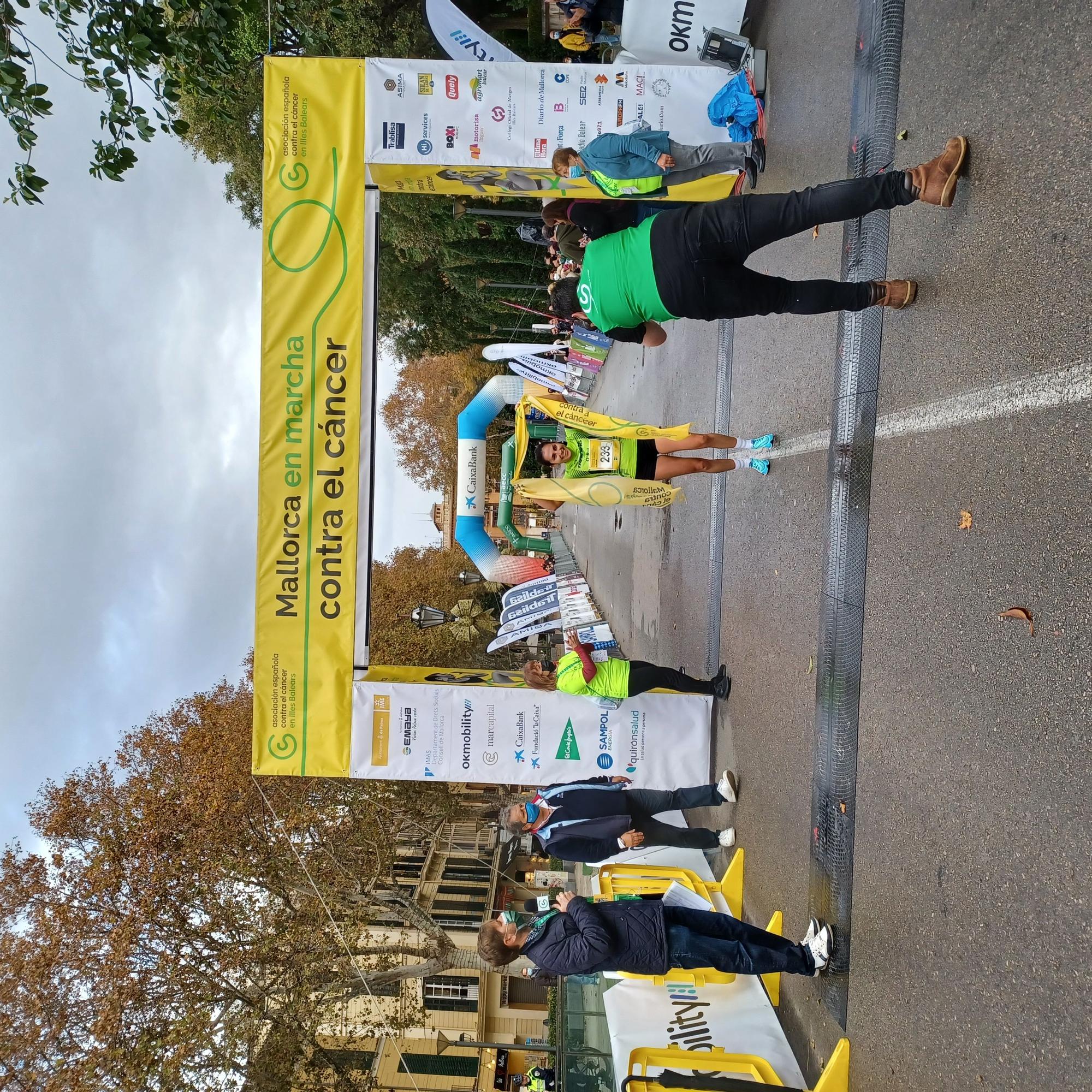 Miles de personas participan en la carrera y marcha contra el cáncer en Palma