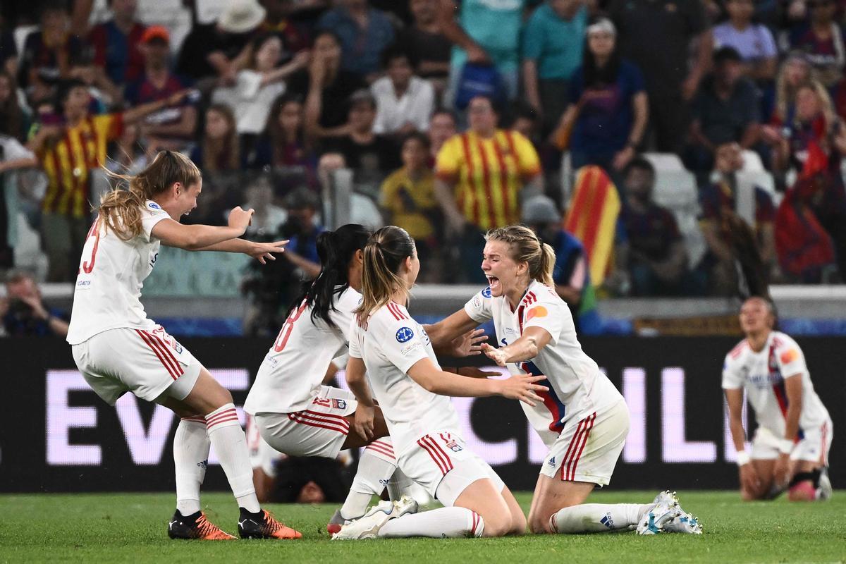 La jugadoras del Olympique celebran al final del partido su octava champions