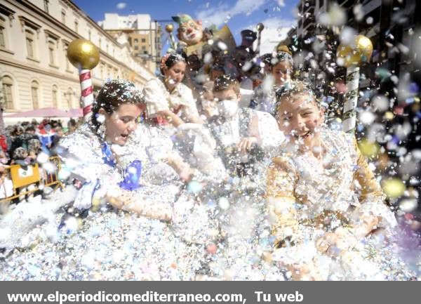 GALERÍA DE FOTOS - El Coso Multicolor inunda de confeti Castellón