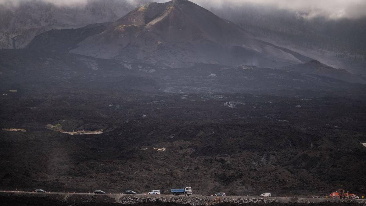 El volcán Tajogaite y la colada sepultando fincas y viviendas. | | ANDRÉS GUTIÉRREZ