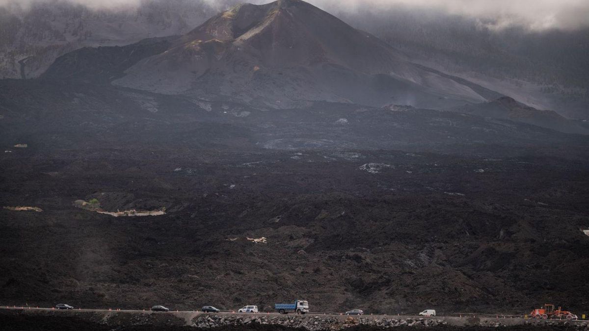 El volcán Tajogaite y la colada sepultando fincas y viviendas. | | ANDRÉS GUTIÉRREZ