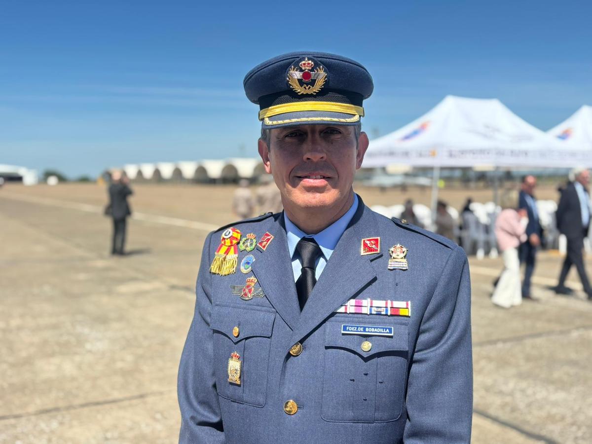 El coronel Daniel Fernández de Bobadilla Lorenzo esta mañana en la Base Aérea de Talavera la Real (Badajoz).