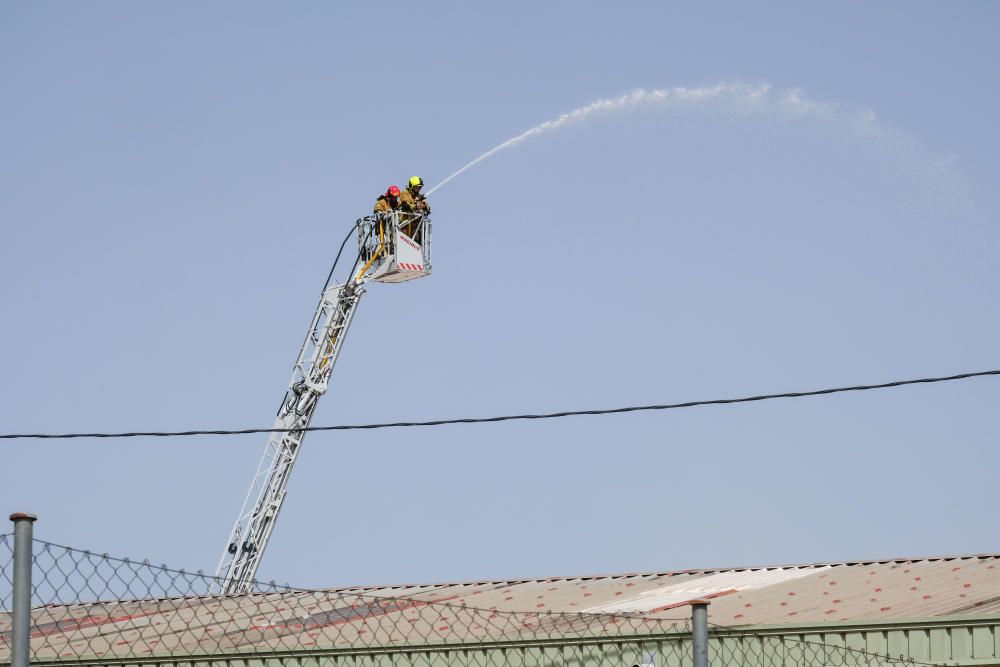 Los Bomberos han pedido a los vecinos que cierren puertas y ventanas para evitar el humo