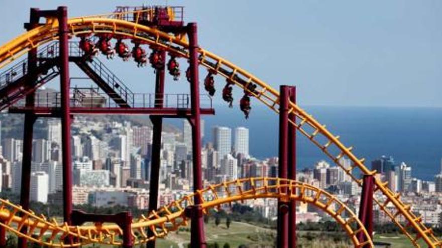 Una de las atracciones de Terra Mítica, perfilada sobre la línea de rascacielos de Benidorm.