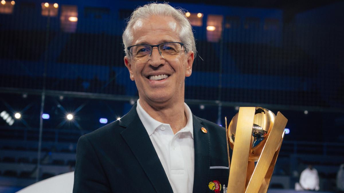 Ramón Morcillo con el trofeo que ganó el equipo femenino