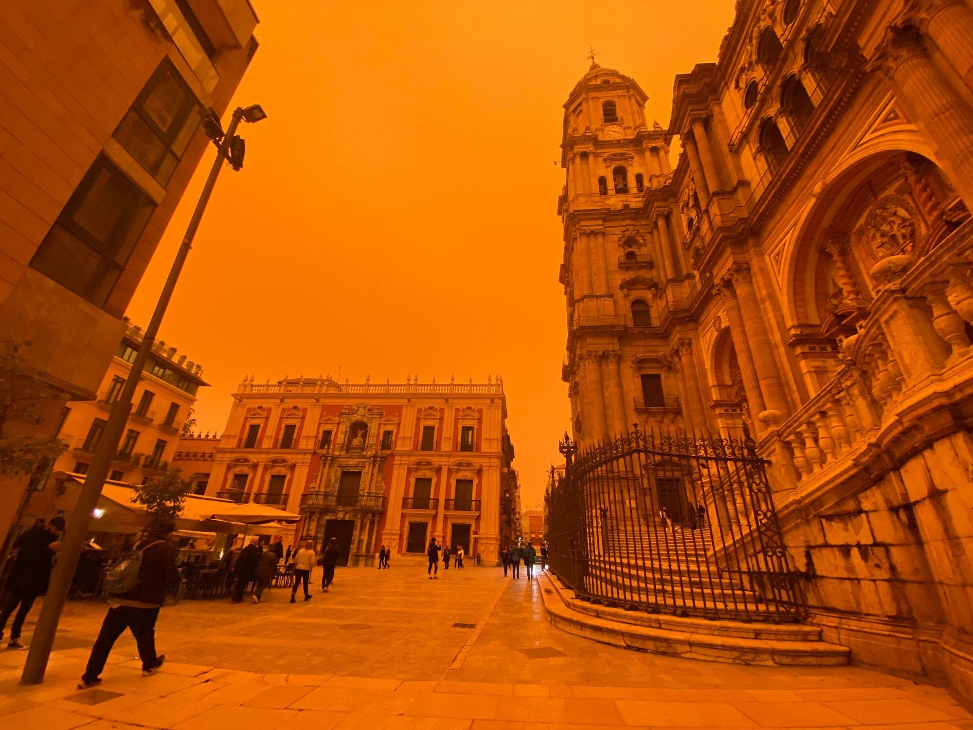 El cielo, teñido de naranja o casi rojo, desde distintos puntos del Centro de Málaga.