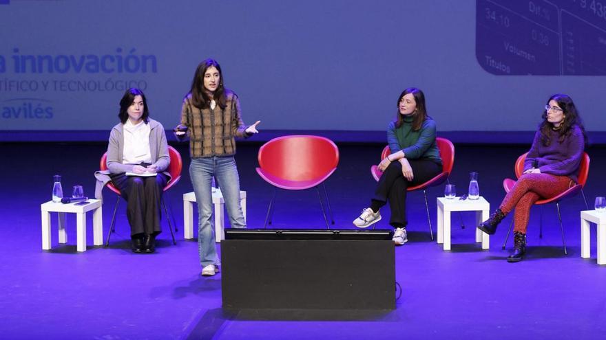 Por la izquierda, Elena Mielgo, Celia Núñez, de pie, Marta Suárez y Laura García, ayer, en el Niemeyer. | MIKI LÖPEZ