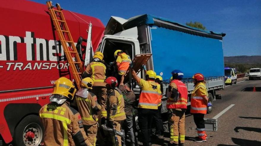 Un ferit greu en un xoc entre dos camions a la C-25, a Artés