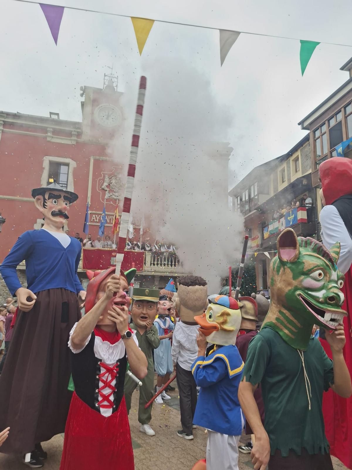 En imágenes: Así fue el chupinazo de las fiestas de Nuestra Señora de la Barca y San Roque En imágenes: Así fue el chupinazo de las fiestas de Nuestra Señora de la Barca y San Roque
