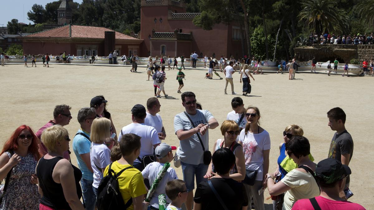 Tusitas rusos en una visita al Park Güell en el verano de 2015.