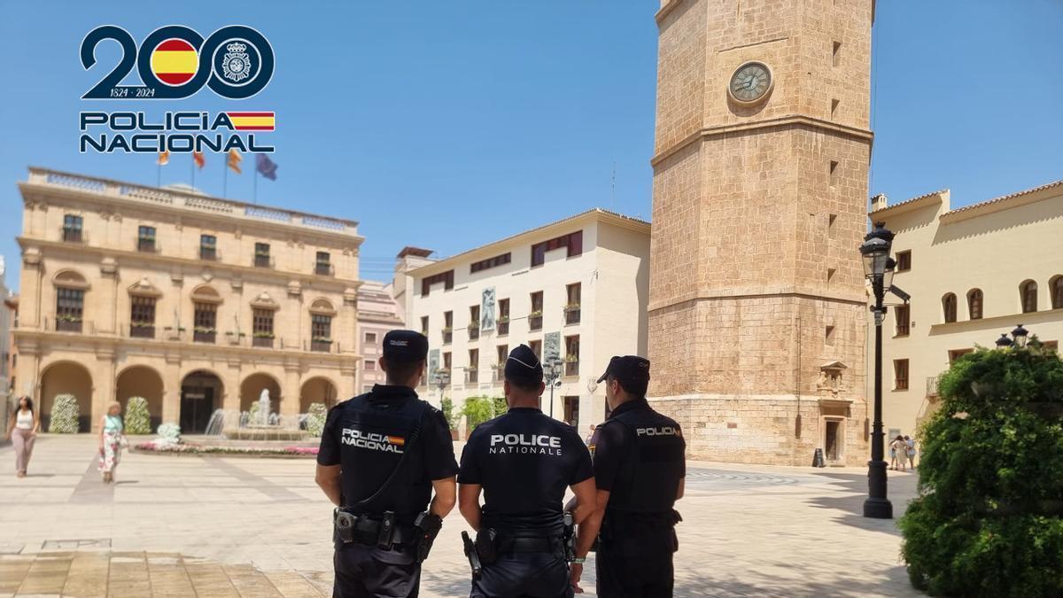 Agentes de la Policía Nacional y de la Police Nationale francesa patrullan a pie por las calles de Castelló.
