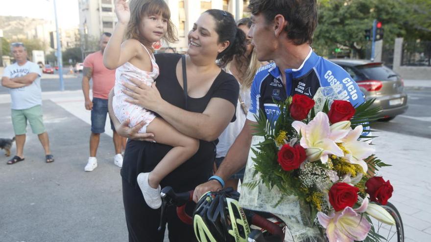 El ciclista Sumner cumple su reto en apoyo de los tratamientos que necesita Lucía