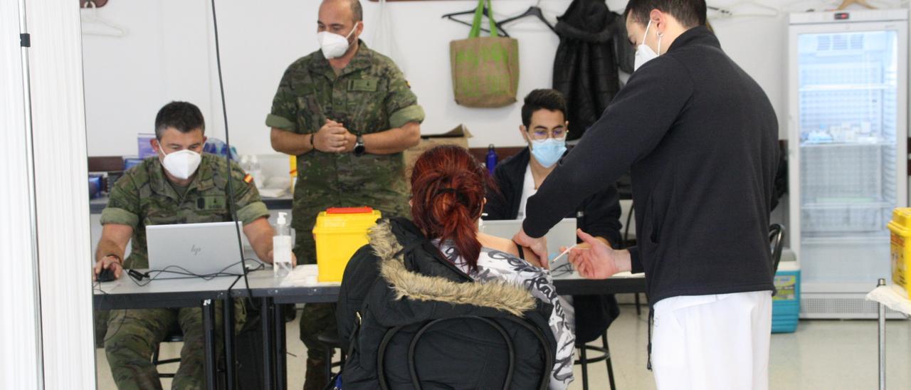 Militares de Bétera colaboran en la vacunación en el departamento de salud de Vinaròs.