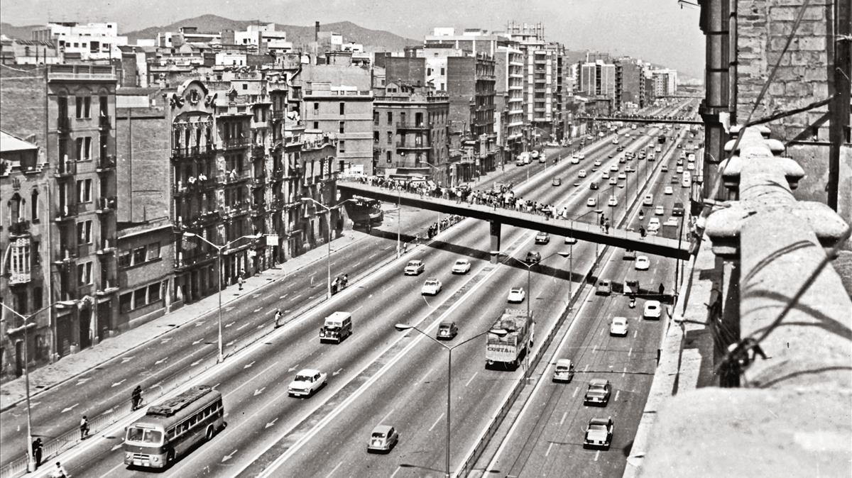 La avenida de la Meridiana en los años 60, una cicatriz de 12 carriles que se hundía hasta el corazón de la ciudad.