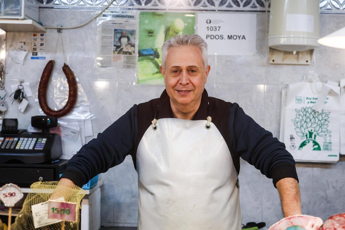 José Moya Ribas en su puesto del mercado