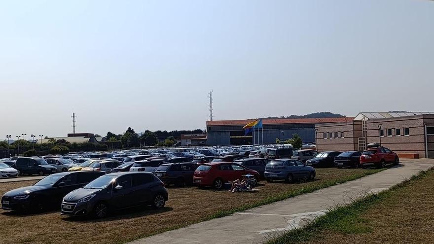 Colas para entrar en las piscinas exteriores de La Morgal: "Salieron a avisar de aforo completo, no pudimos entrar"