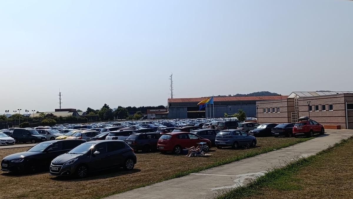 Vehículos aparcados en el exterior de las instalaciones.