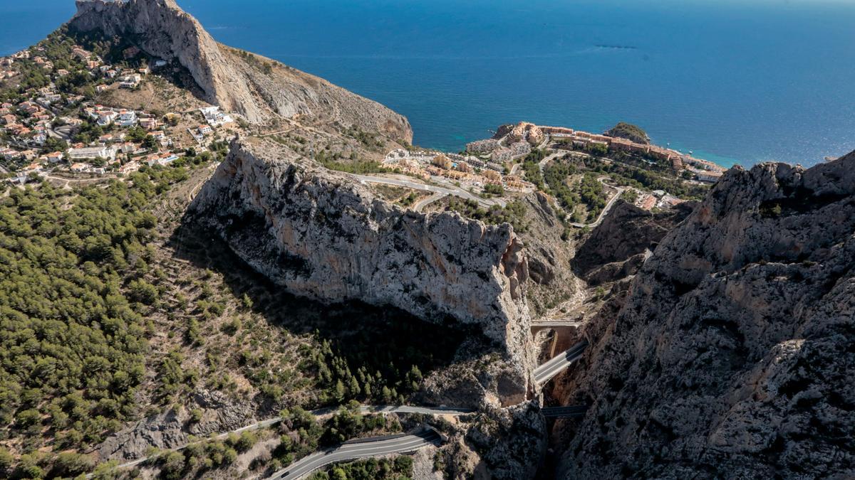 La carretera N332 a su paso por El Mascarat entre Calpe y Altea