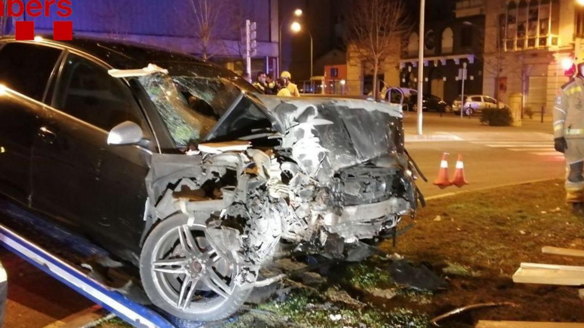 El vehicle accidentat en xocar contra un edifici a Figueres. | BOMBERS DE LA GENERALITAT