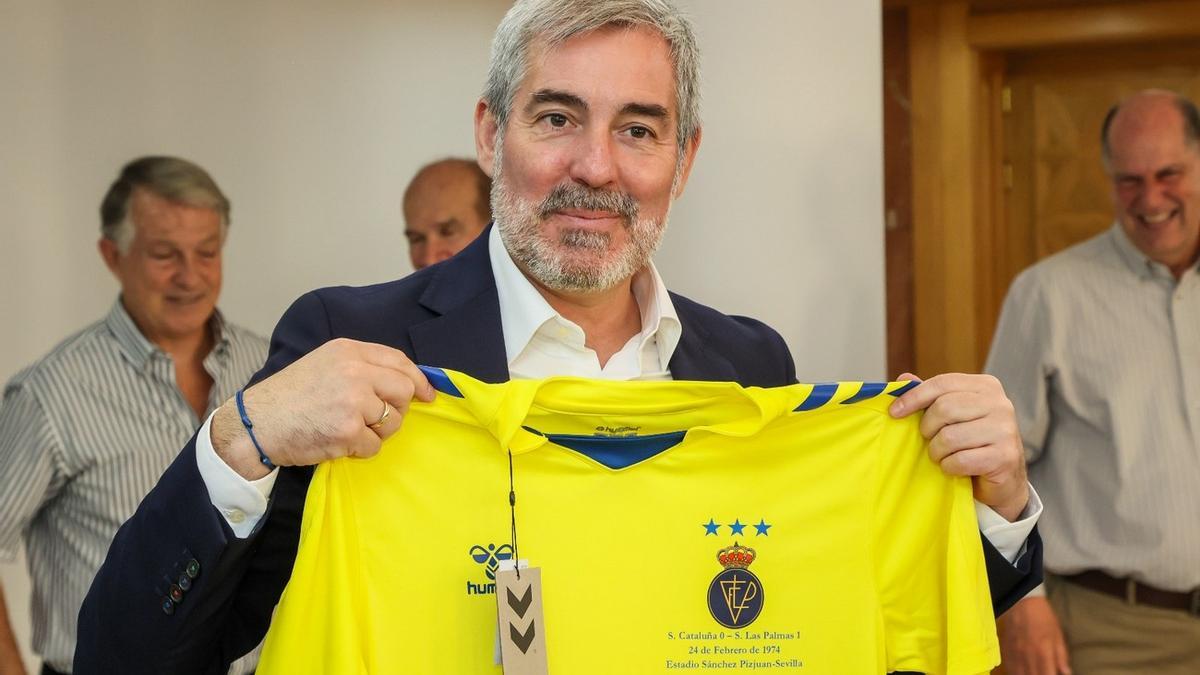 Clavijo celebra con la selección juvenil de fútbol de Las Palmas el 50 aniversario de su título nacional.