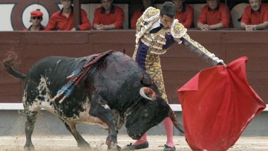 El diestro alicantino, en un pase a su primero en la tarde del miércoles en la Feria de San Isidro de Madrid.