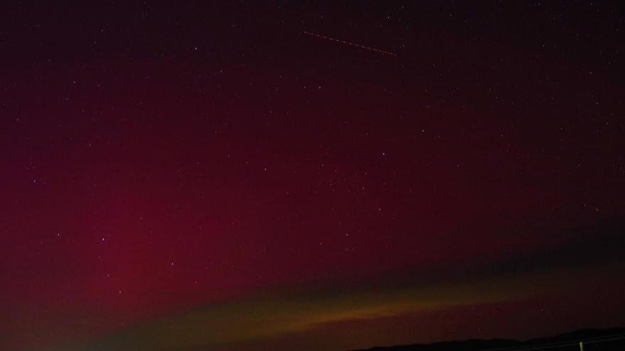 Una aurora boreal tiñe el cielo de morado en Aragón