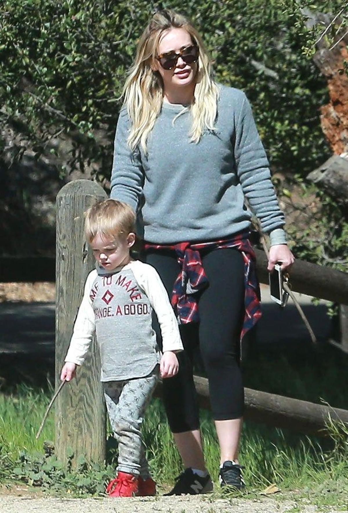 Hilary Duff y Luca por un parque cercano a su casa de Beverly Hills